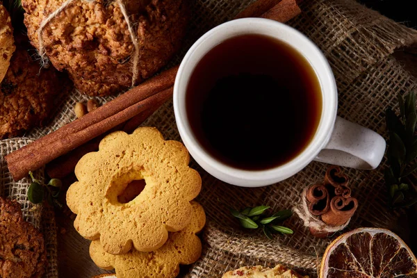 Tarçın ve iki bardak çay bir çuval bezi peçete, seçici odak, yakın çekim, üstten görünüm ile tatlılar.