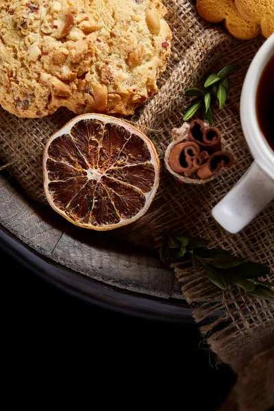 Tarçın ve iki bardak çay bir çuval bezi peçete, seçici odak, yakın çekim, üstten görünüm ile tatlılar.