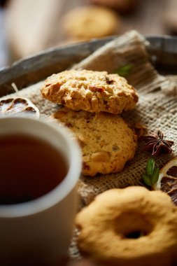 Tarçın ve iki bardak çay bir çuval bezi peçete, seçici odak, yakın çekim, üstten görünüm ile tatlılar.