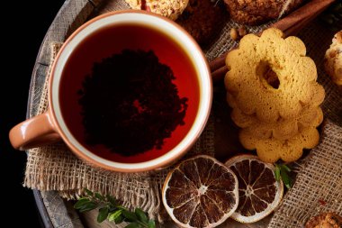 Geleneksel Noel çay bir fincan sıcak çay, kurabiye ve dekorasyon ahşap zemin, seçici odak konseptiyle