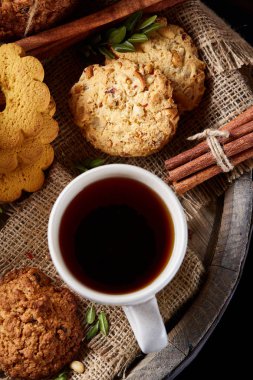 Geleneksel Noel çay bir fincan sıcak çay, kurabiye ve dekorasyon ahşap zemin, seçici odak konseptiyle