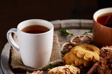 Geleneksel Noel çay bir fincan sıcak çay, kurabiye ve dekorasyon ahşap zemin, seçici odak konseptiyle