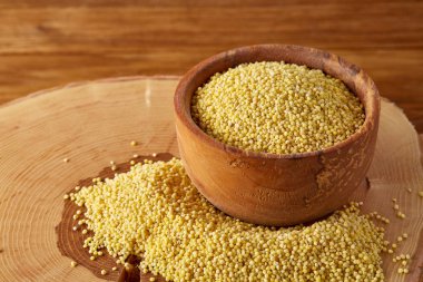 Mercimek rustik ahşap arka plan, üstten görünüm, yakın çekim, seçici odak bir ahşap kase.