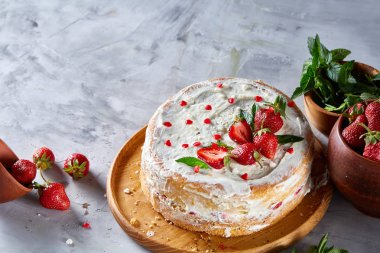 Çilekli tart beyaz arka plan üzerinde düz yatıyordu organik maddeler tarafından çevrili ekşi krem şanti ile kaplı.