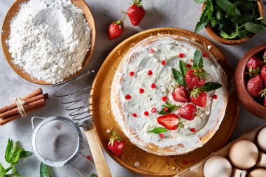 Çilekli tart beyaz arka plan üzerinde düz yatıyordu organik maddeler tarafından çevrili ekşi krem şanti ile kaplı.