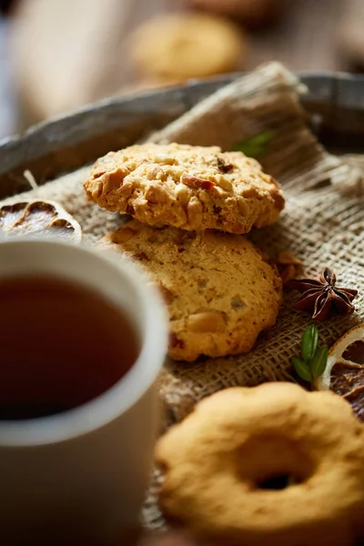 Tarçın ve iki bardak çay bir çuval bezi peçete, seçici odak, yakın çekim, üstten görünüm ile tatlılar.