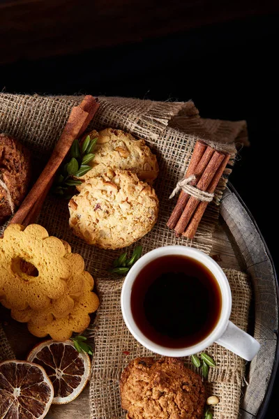 Cookies with cinnamon and two cups of tea on a burlap napkin, selective focus, close-up, top view. — Stock Photo, Image