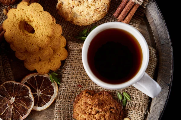 Geleneksel Noel çay bir fincan sıcak çay, kurabiye ve dekorasyon ahşap zemin, seçici odak konseptiyle