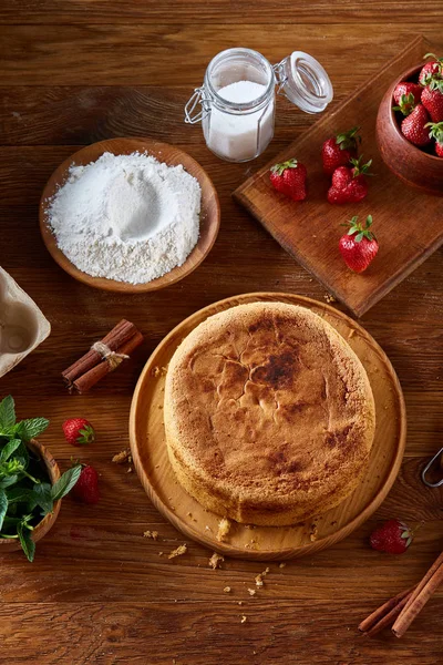 Lezzetli kek taze organik çilek ve nane, üstten görünüm, yakın çekim, selctive odak.