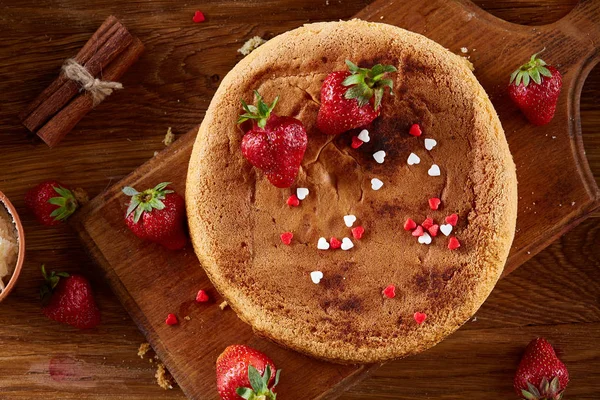 Lezzetli kek taze organik çilek ve nane, üstten görünüm, yakın çekim, selctive odak.