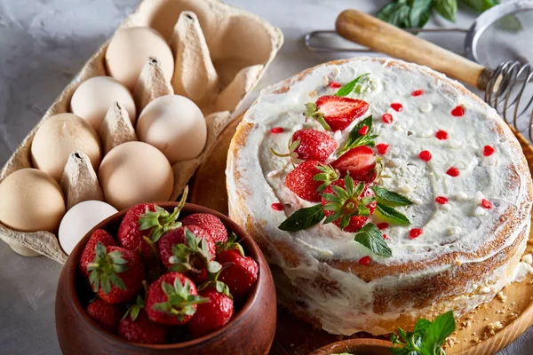 Çilekli tart beyaz arka plan üzerinde düz yatıyordu organik maddeler tarafından çevrili ekşi krem şanti ile kaplı.