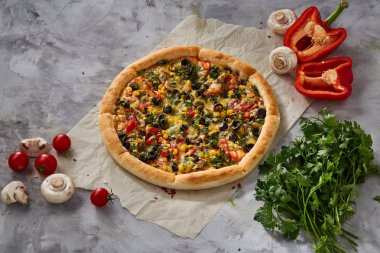 Lezzetli İtalyan pizza ve beyaz dokulu arka plan üzerinde olan maddeler.