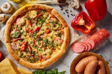 Lezzetli İtalyan pizza ve beyaz dokulu arka plan üzerinde olan maddeler.
