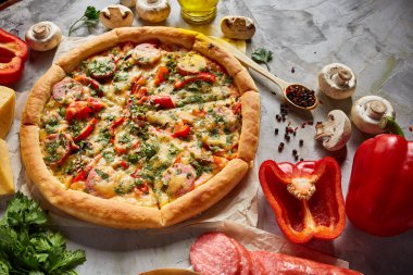 Lezzetli İtalyan pizza ve beyaz dokulu arka plan üzerinde olan maddeler.