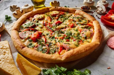 Lezzetli İtalyan pizza ve beyaz dokulu arka plan üzerinde olan maddeler.