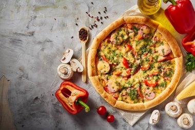 Lezzetli İtalyan pizza ve beyaz dokulu arka plan üzerinde olan maddeler.