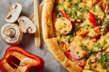 Lezzetli İtalyan pizza, biber, maydanoz ve peynir beyaz bir parçası dokulu arka plan, üstten görünüm, yakın çekim, seçici odak. Lezzetli Aperatif. Geleneksel ev yapımı İtalyan pizza. Bizanslılar mutfağı