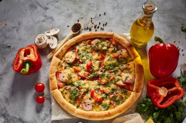 Lezzetli İtalyan pizza ve beyaz dokulu arka plan üzerinde olan maddeler.