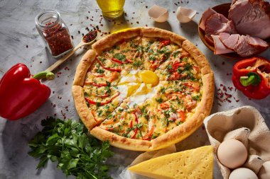 Lezzetli İtalyan pizza ve beyaz dokulu arka plan üzerinde olan maddeler.