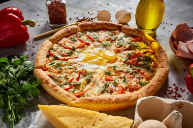 Lezzetli İtalyan pizza ve beyaz dokulu arka plan üzerinde olan maddeler.