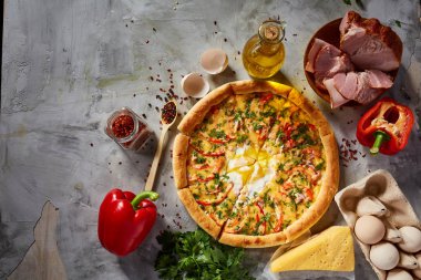 Lezzetli İtalyan pizza ve beyaz dokulu arka plan üzerinde olan maddeler.
