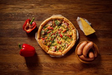Rustik ahşap arka plan, üstten görünüm, yakın çekim, seçici odak lezzetli pizza fırından yeni çıkmış.