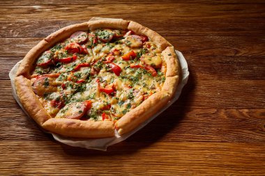 Rustik ahşap arka plan, üstten görünüm, yakın çekim, seçici odak lezzetli pizza fırından yeni çıkmış.