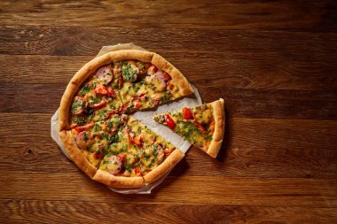 Rustik ahşap arka plan, üstten görünüm, yakın çekim, seçici odak lezzetli pizza fırından yeni çıkmış.