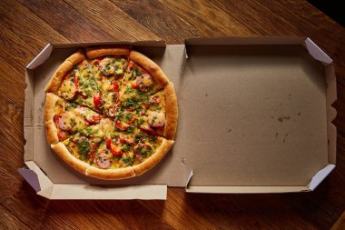 içinde teslimat pizza kutusu.