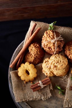 Tanımlama bilgileri ve tarçın ile ahşap bir varil, seçici odak peçeteye ürün çeşitliliği ile kavramsal kompozisyon
