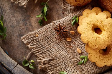 Tanımlama bilgileri ve tarçın ile ahşap bir varil, seçici odak peçeteye ürün çeşitliliği ile kavramsal kompozisyon