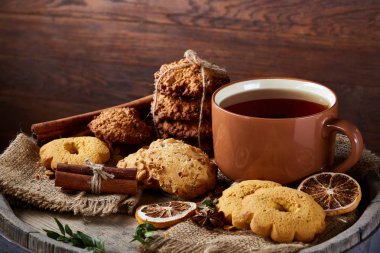 Yulaf ezmesi, çikolata bisküvi ve Baharatlar, ahşap arka plan, yakın çekim, seçici odak ile Noel çay saati.