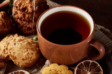 Yulaf ezmesi, çikolata bisküvi ve Baharatlar, ahşap arka plan, yakın çekim, seçici odak ile Noel çay saati.