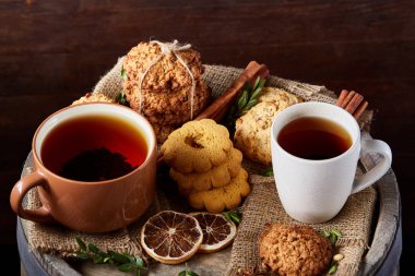 Yulaf ezmesi, çikolata bisküvi ve Baharatlar, ahşap arka plan, yakın çekim, seçici odak ile Noel çay saati.