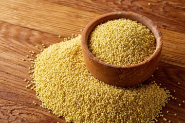 Mercimek rustik ahşap arka plan, üstten görünüm, yakın çekim, seçici odak bir ahşap kase.