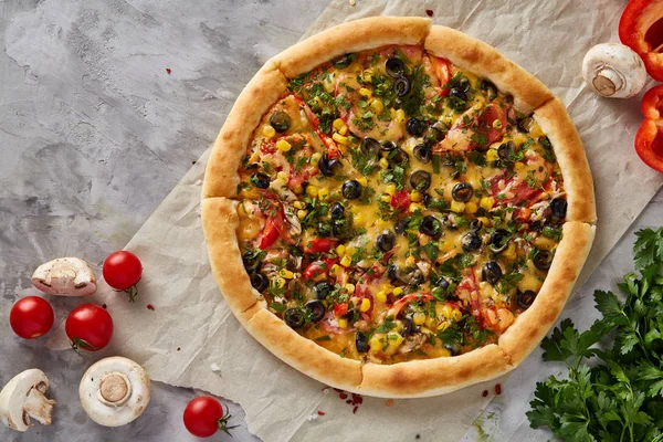 Sabrosa pizza italiana y sus ingredientes sobre fondo blanco texturizado . — Foto de Stock