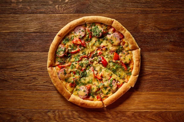 Pizza deliciosa recién horneada sobre fondo rústico de madera, vista superior, primer plano, enfoque selectivo . — Foto de Stock