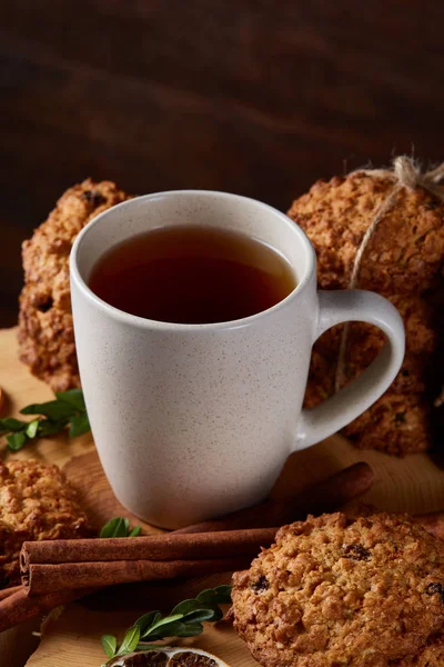 Tempi natalizi con farina d'avena, biscotti al cioccolato e spezie, su sfondo di legno, primo piano, focus selettivo . — Foto Stock