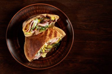 Et, peynir ve sos ahşap arka plan, üstten görünüm, seçici odak ile doldurulmuş Pide.