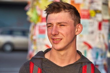 Yaz şehirde yürüyüş yaparken eğlenmek sorun deri ile mutlu bir genç erkek.