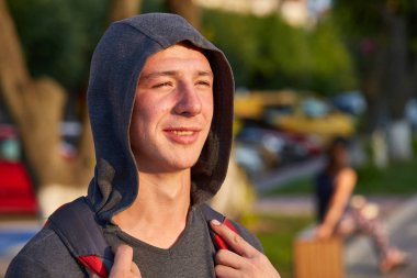 Yaz şehirde yürüyüş yaparken eğlenmek sorun deri ile mutlu bir genç erkek.