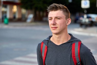 Yaz şehirde yürüyüş yaparken eğlenmek sorun deri ile mutlu bir genç erkek.