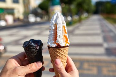 İlk kişi görüntüleyebilir, sevgilisi olan bir dondurma sığ derinlik-in tarla ellerinde, yol boyunca yürüyüş.