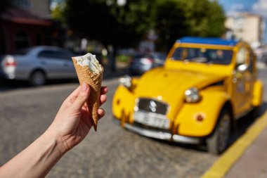 İlk kişi görüntüleyebilir, bir kişi bir dondurma sığ derinlik-in tarla onun elinde olan yol boyunca yürüyüş.
