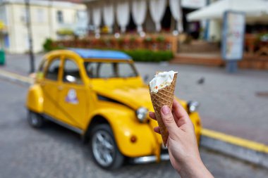 İlk kişi görüntüleyebilir, bir kişi bir dondurma sığ derinlik-in tarla onun elinde olan yol boyunca yürüyüş.