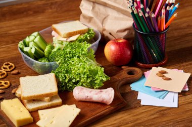 Jambonlu sandviç ahşap arka plan üzerinde scool beslenme çantası hazırlama, yakın çekim.