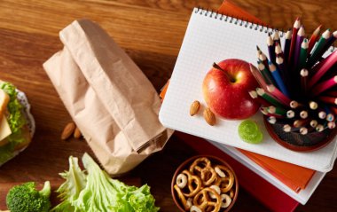 Jambonlu sandviç ahşap arka plan üzerinde scool beslenme çantası hazırlama, yakın çekim.