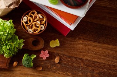 Jambonlu sandviç ahşap arka plan üzerinde scool beslenme çantası hazırlama, yakın çekim.