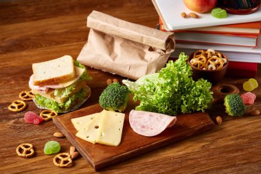 Jambonlu sandviç ahşap arka plan üzerinde scool beslenme çantası hazırlama, yakın çekim.