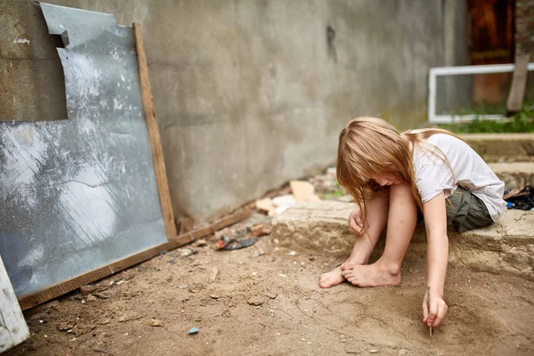 Concentrate Lonely Little Girl Drawing Pin Sandy Sidewalk Selective Focus — Stock Photo, Image